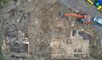 Blick auf die Grabungsfläche. Rechts Fundamente von Mühlenbauten, links Pfahlgründungen.