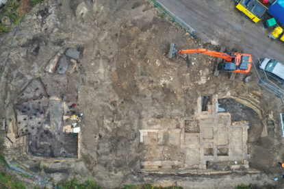 Blick auf die Grabungsfläche. Rechts Fundamente von Mühlenbauten, links Pfahlgründungen. 