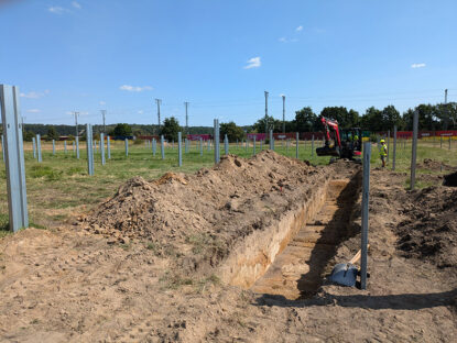 Auf einem Feld soll aus Sonnenlicht Strom erzeugt werden.